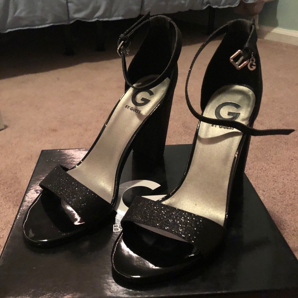 Sparkly Guess pumps!